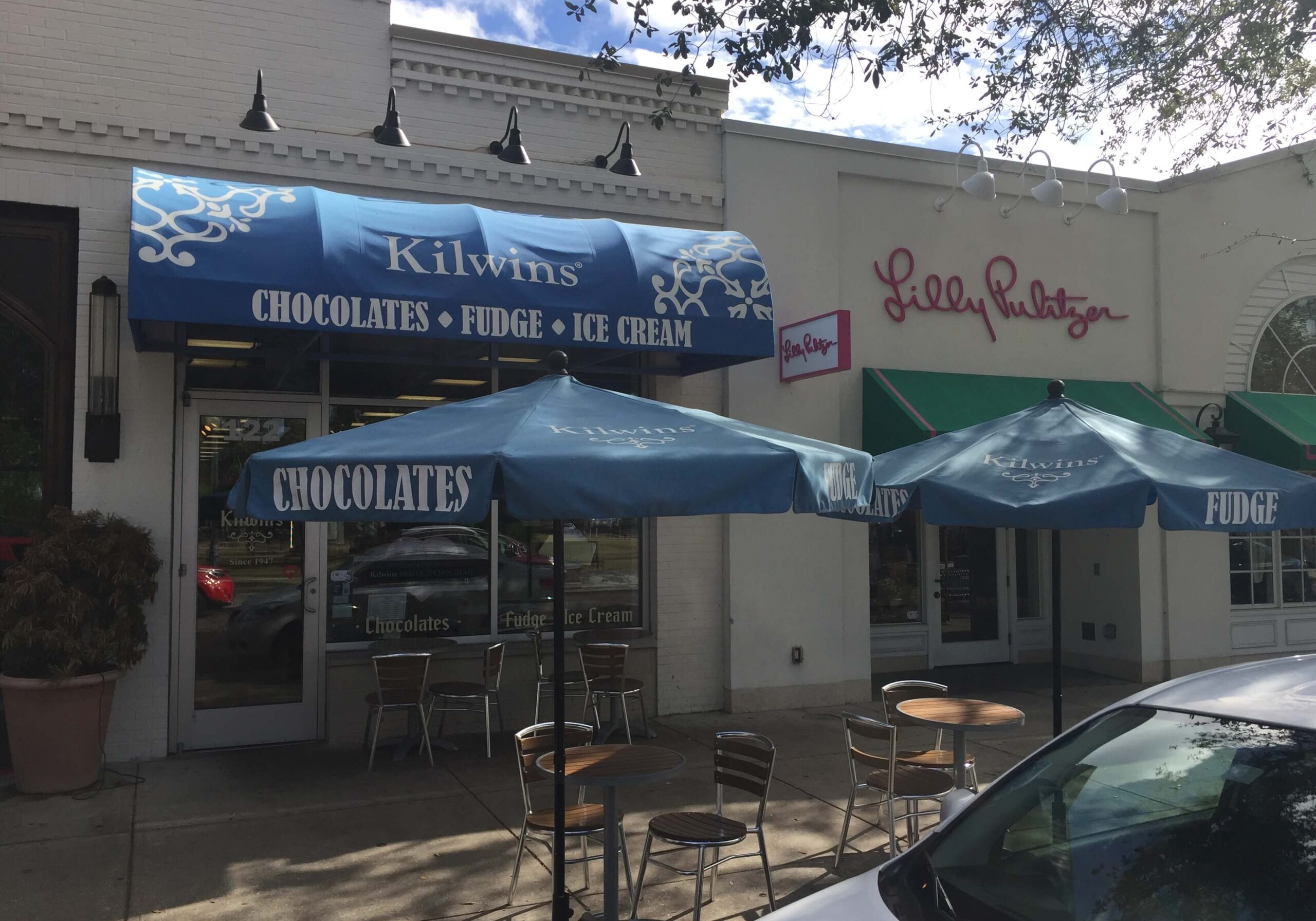 Kilwins chocolate shop with outdoor seating