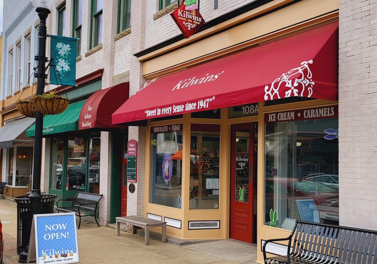 Kilwins ice cream and candy shop storefront