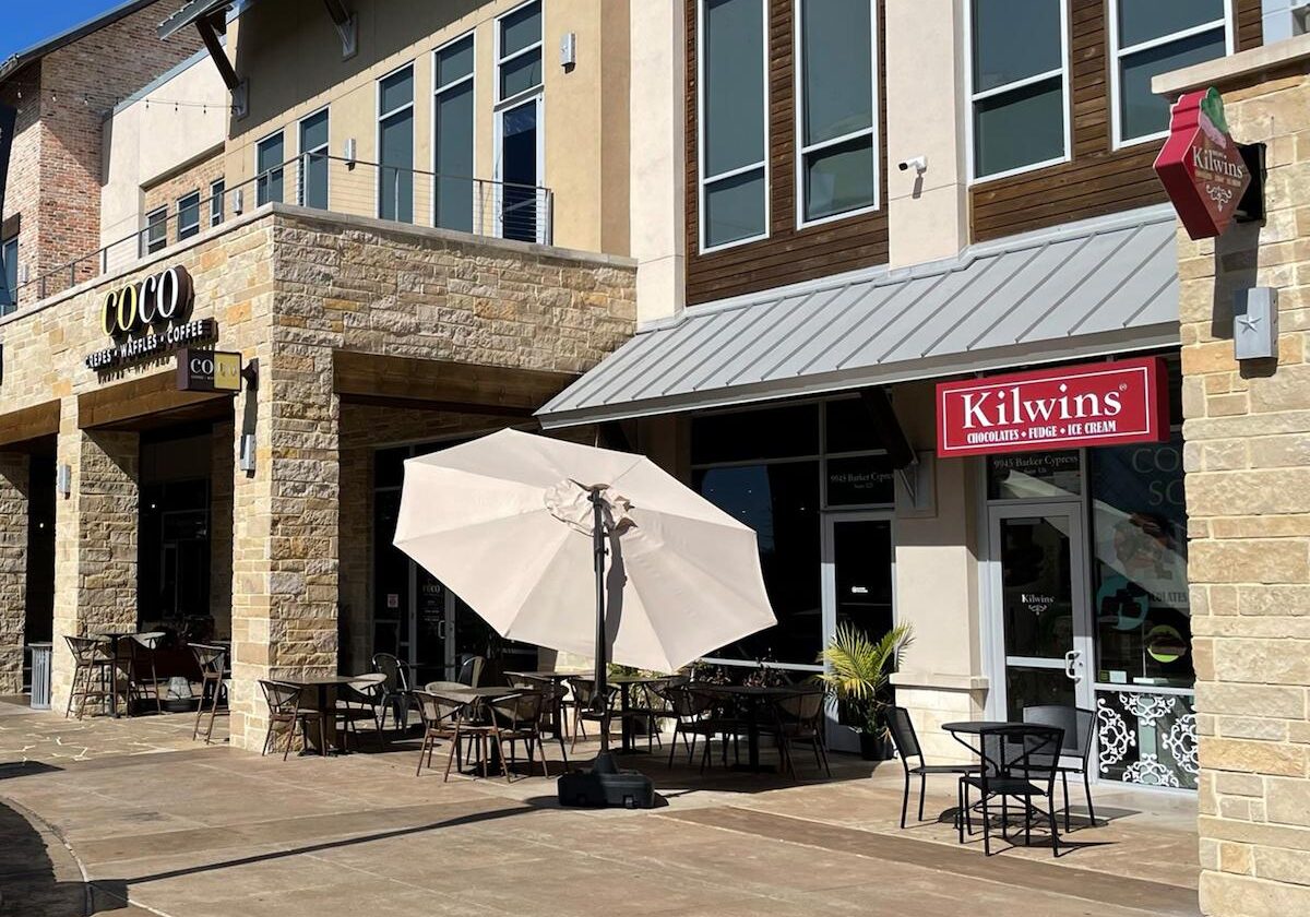 Outdoor seating at Coco and Kilwins shops